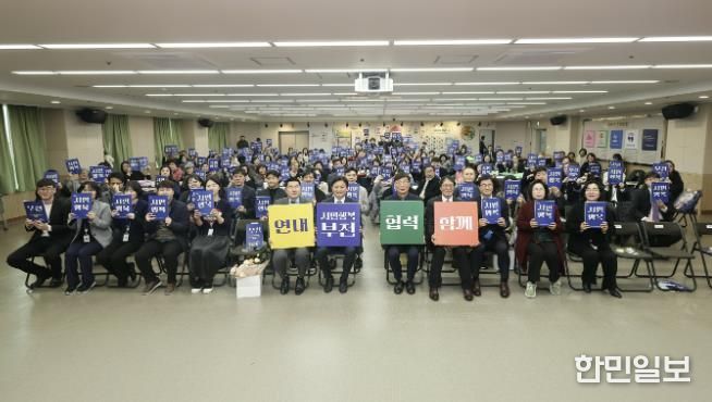 조용익 부천시장과 참석자들이 ‘기부의 날’ 기념행사 촬영을 하고 있다.