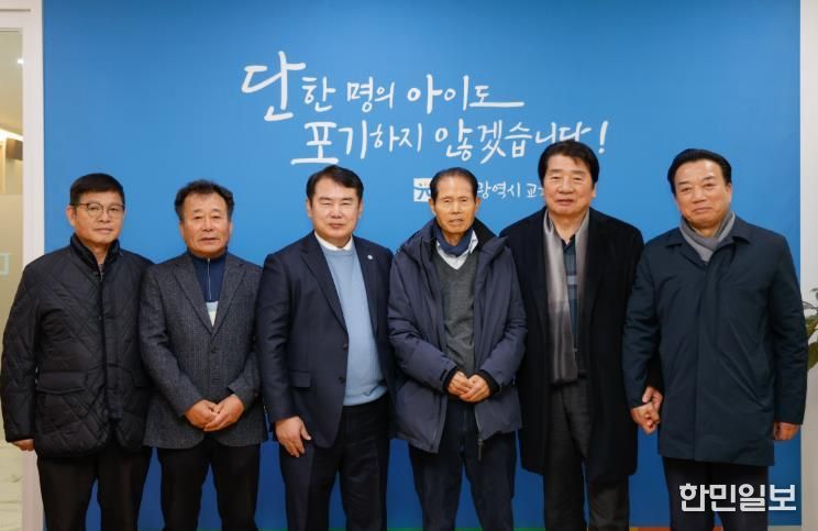 이정선 광주시교육감(왼쪽 3번째)가 15일 교육감실에서 진행한 ‘교육감-산업단지 대표’ 간담회에서 광주 지역 4개 산업단지 협의회 회장단과 함께 간담회 후 기념사진을 촬영하고 있다.