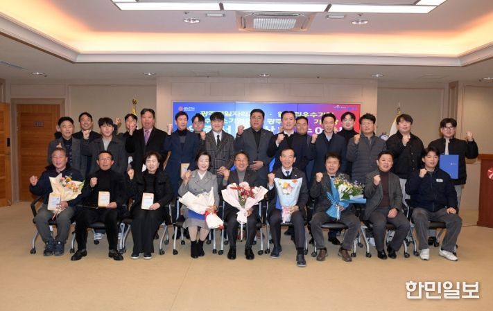 강기정 광주광역시장이 16일 오전 시청 비즈니스룸에서 열린 광주명장·기술장 등 인증서 및 상패 수여식에 참석해 인증서 및 상패를 수여한 후 수상자들과 함께 기념촬영을 하고 있다. /광주광역시 제공