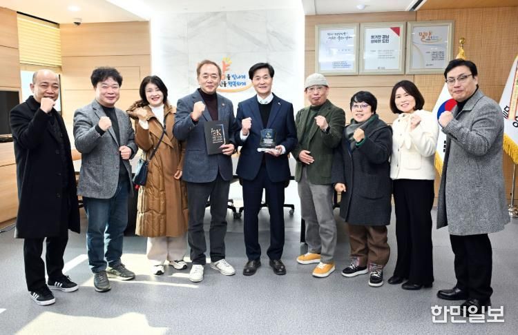 16일 밀양시장실에서 열린 밀양시, (사)한국연극협회, (사)한국연극협회 경상남도지회의 대한민국 청소년연극제 밀양 개최와 공연예술 활성화를 위한 업무협약식 기념 촬영