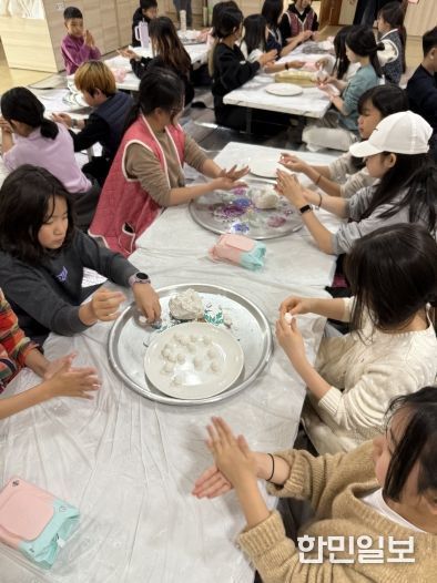 15일 보림사에서 새알심을 만드는 어린이들 모습