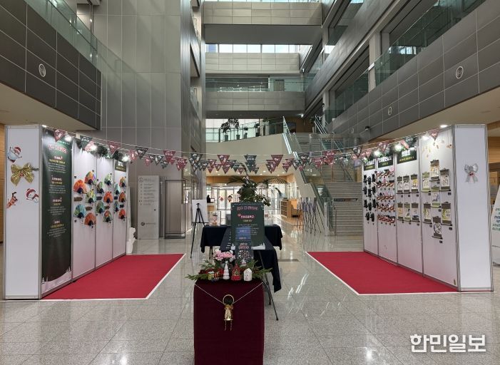 12월 15일~12월 26일 2주간, 세종시교육청 1층 로비에서 ‘2025년 세종 읍면지역 우리동네 예술학교 성과전시회인 ’모두 다 꽃이야‘ 행사가 열리고 있다.