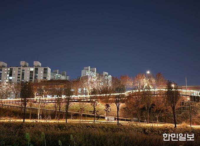 도림천에 설치된 보행 데크 및 전망대 전경