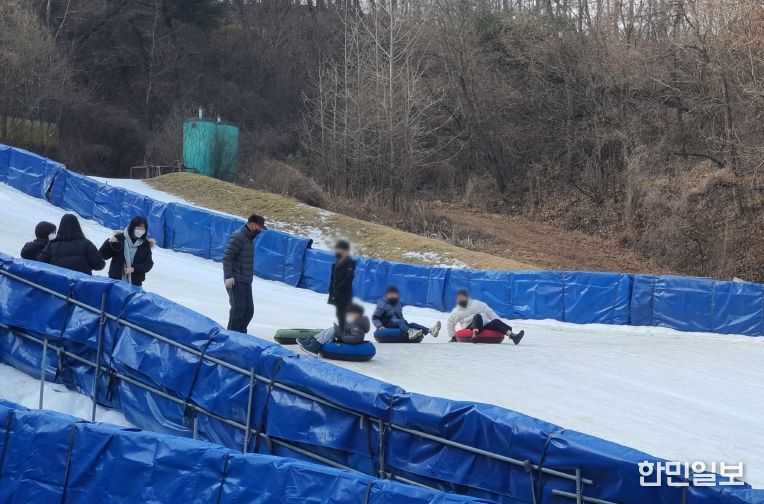 장수조이월드눈썰매장, 다자녀 출생가정에 ‘눈썰매장 무료이용권’ 지원(아이들이 눈썰매를 즐기는 모습)