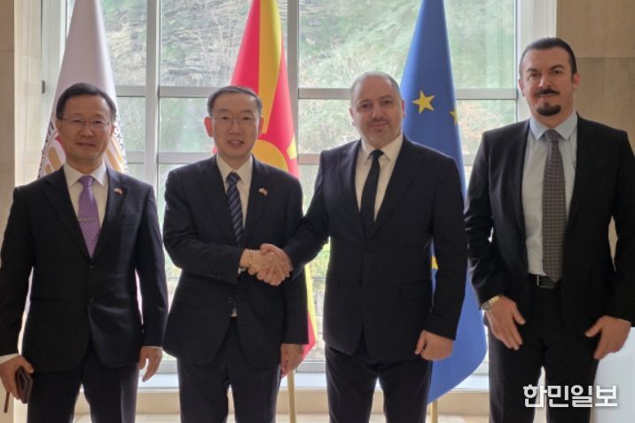 이명구 관세청장(왼쪽에서 두번째)이 16일(현지시간) 북마케도니아에서 ‘북마케도니아 위험관리·CDW 시스템 개통식’을 가진 뒤 기념 촬영하고 있다.