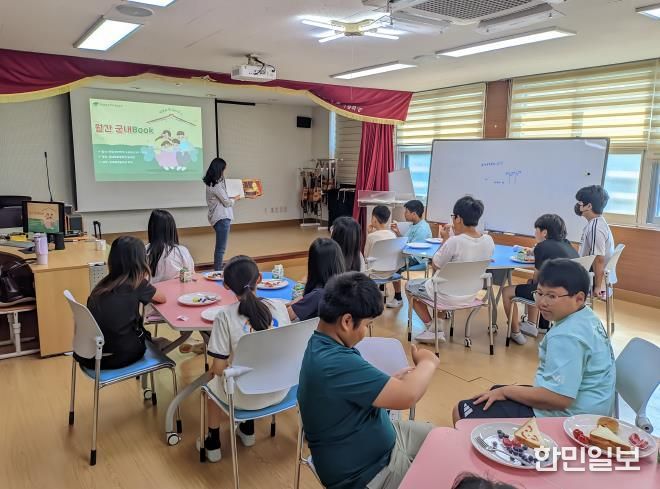 군내북초 학생들이 아침간편식을 먹으며 아침독서활동을 하고 있다.