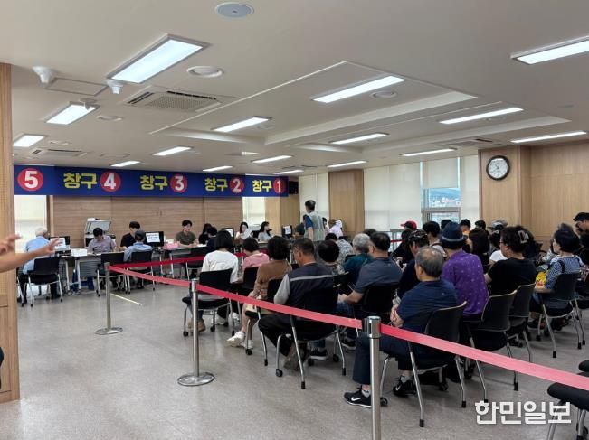 (홍성군, 민생회복 소비쿠폰 집행 우수 지자체 선정)_지난 7월 소비쿠폰 신청 현장