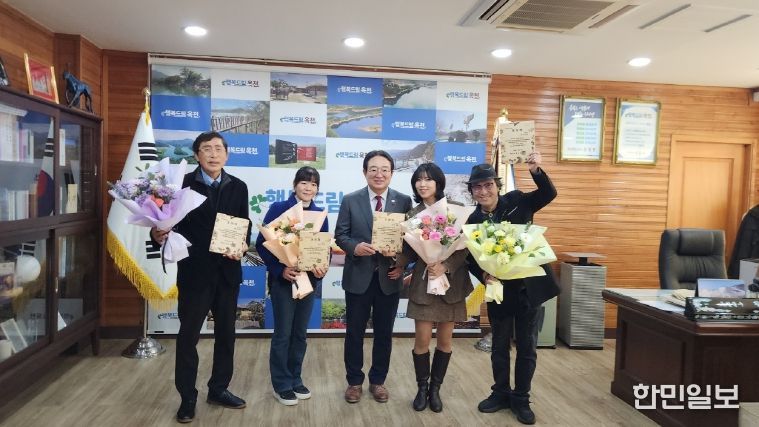 옥천군, 제2회 옥천전국연극제 성공 개최 공로자 군수표창 수여2(왼쪽부터 극단'향수' 이종서대표, 극단'토' 주성환대표 대리인, 홍보대사 정예원, 홍보대사 안석환)