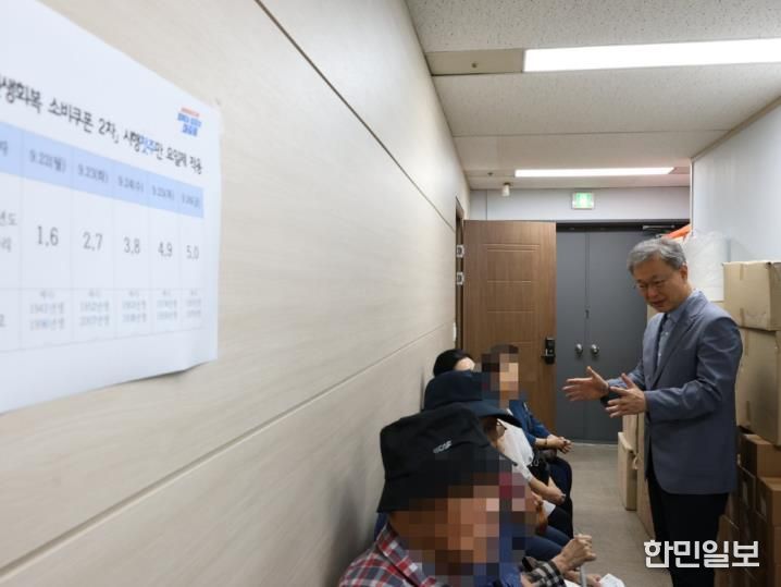 장인홍 구로구청장이 민생회복 소비쿠폰 신청 대기 중인 어르신들과 인사를 나누고 있다.