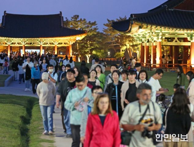 야간 조명 아래 관광객들로 붐비는 경주 동궁과 월지 일대