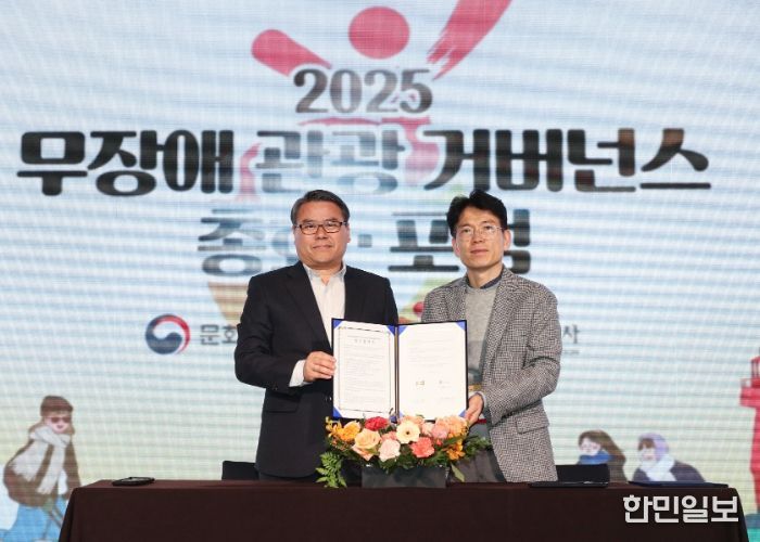 김포시(신승호 교육문화국장)가 한국관광공사와 열린 관광지 조성 협약을 체결하고 있다.