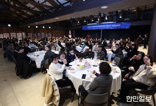 12월 18일(목)에 조치원 1927 아트센터에서 지방공무원 100여 명을 대상으로 열린 ‘지방공무원 배움공동체 자율연수 성과나눔회’ 모습