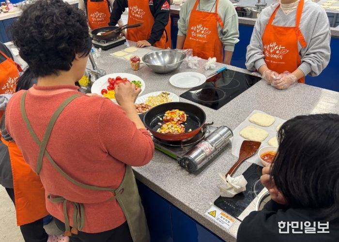 참가자들이 인천 지역 농산물을 활용한 식생활 개선 프로그램에서 교육을 받고 있다. / 사진제공 = 인천항만공사