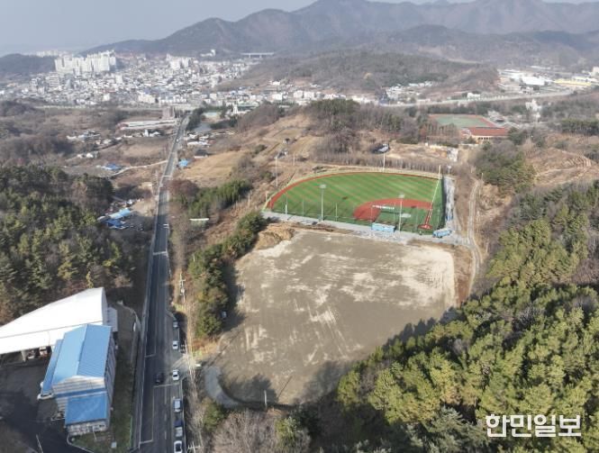 수해 폐기물이 쌓여있던 모습, 처리가 완료된 임시적환장 현장 모습