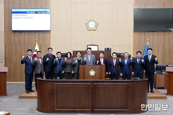 19일 울주군의회 의사당 본회의장에서 열린 제242회 정례회 제4차 본회의를 통해 올 한해 공식 의정활동을 마무리한 울주군의회 최길영 의장을 비롯한 의원들이 이순걸 군수와 기념촬영을 하고 있다.