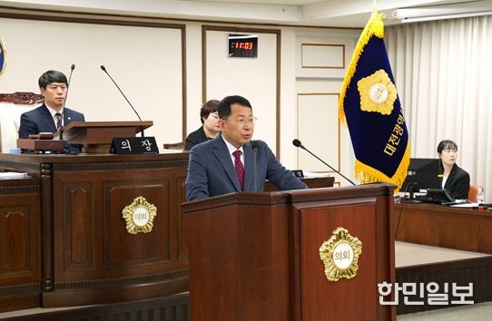 제270회 대전중구의회 제2차정례회 제4차 본회의에서 김석환 의원이 5분자유발언을 하고 있다.