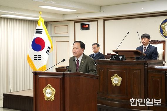 제270회 대전중구의회 제2차정례회 제4차 본회의에서 윤양수 의원이 5분자유발언을 하고 있다.