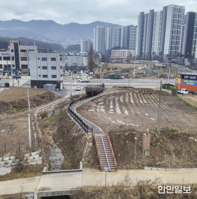 용인특례시는 모산소하천 산책로를 조성했다