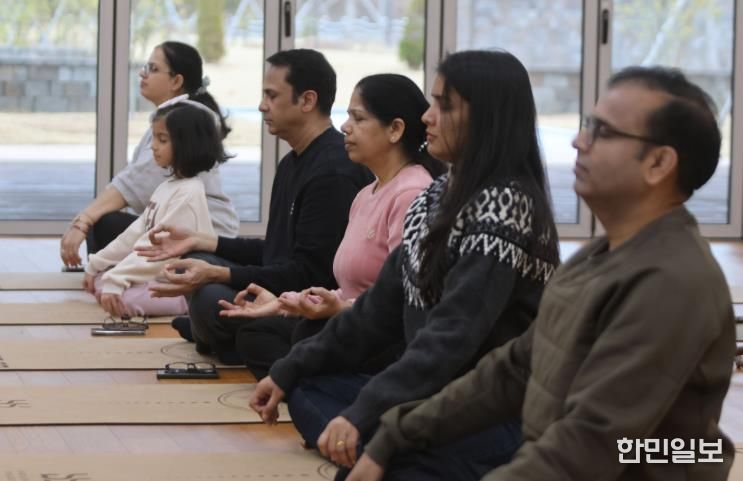 요가컬처타운에서 명상 체험 중인 참가자들 모습