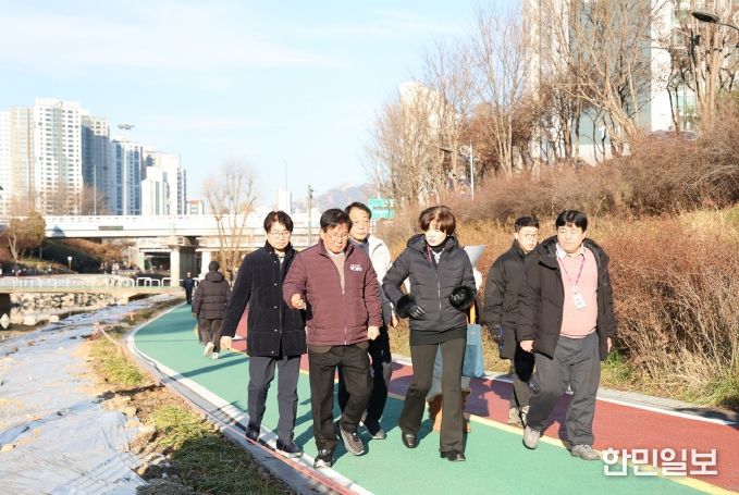 박강수 마포구청장이 환경개선공사를 마친 성산천 일대를 살펴보고 있다.