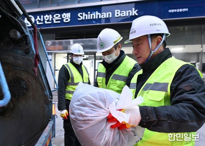 김동근 시장이 12월 23일 환경미화원들과 함께 생활쓰레기를 수거하고 있다.