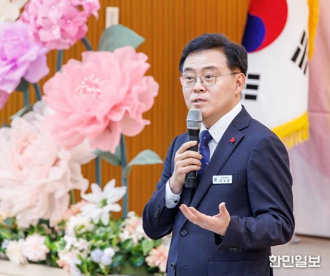 진교훈 서울 강서구청장이 구청 지하상황실에서 열린 ‘2025년 하반기 모범 및 선행구민 표창 수여식’에서 인사말을 하고 있다.