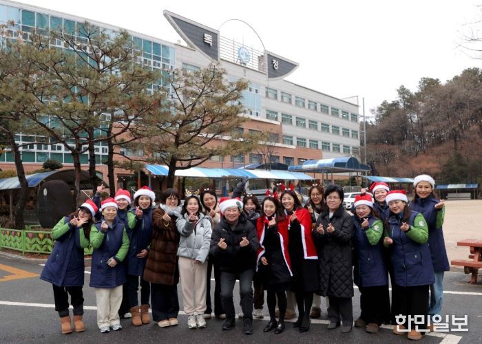 이상일 용인특례시장이 24일 기흥구에 있는 독정초등학교에서 교통지도봉사를 마친 뒤 녹색어머니회 등 관계자들과 기념사진 촬영을 하고 있다.