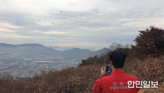 시 산불방지대책본부 직원이 열화상 드론을 활용해 산림 연접지 소각행위를 예찰 중이다.