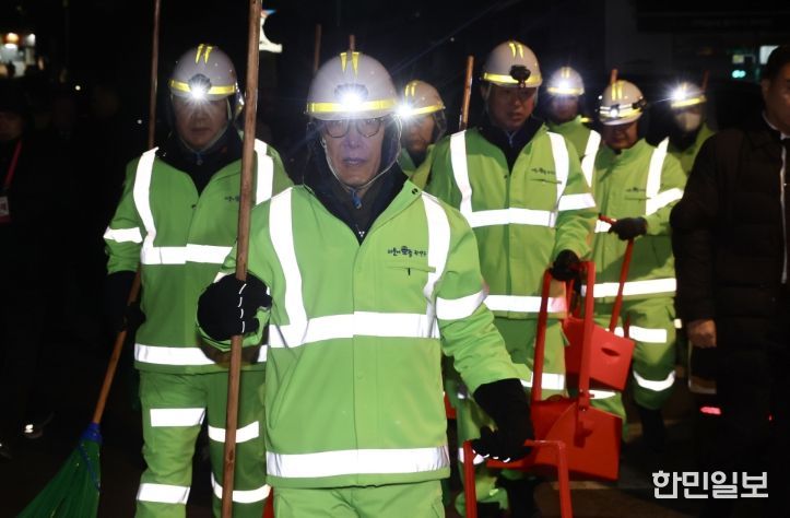 김민석 국무총리가 26일 관악구 신림로 일원에서 환경공무관들과 가로 청소 및 청소를 마친 뒤엔 간담회를 하고 있다.