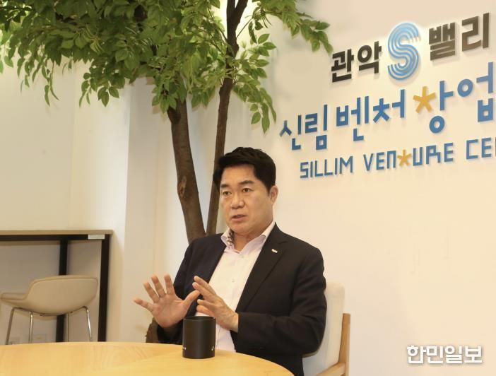관악S밸리 신림창업벤처센터에서 벤처창업 인프라에 대해 설명하는 박준희 관악구청장