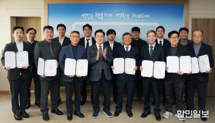 영천시는 29일 시장실에서 관내 개업수의사 14명에게 2026년 공수의 위촉장을 수여했다.