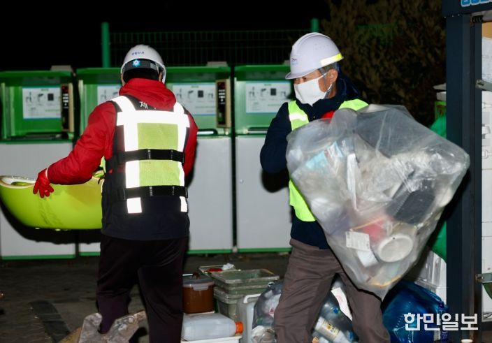 환경미화 활동하는 김완근 시장