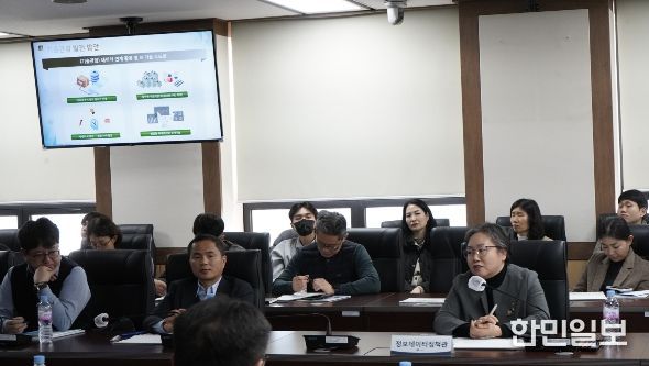 하유정 정보데이터정책관(오른쪽 첫번째)이 29일 정부대전청사에서 열린 '인공지능 기반 통관 영상관리 솔루션 사업' 완료보고회에서 발언하고 있다