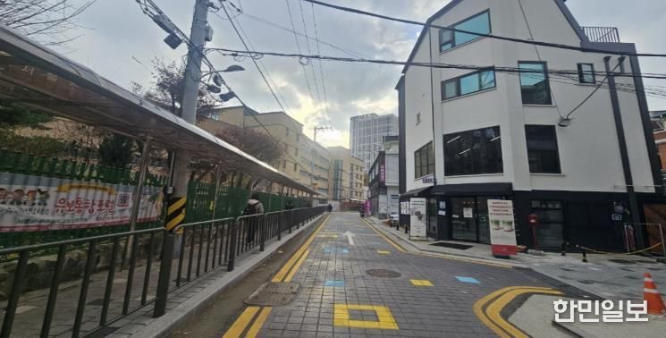 숭곡초·중 앞 도로확장 및 캐노피 설치 후 사진