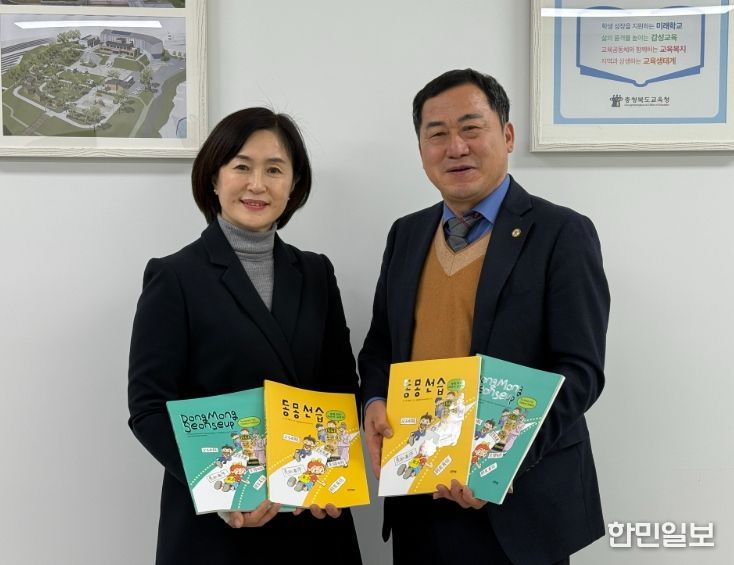 왼쪽 정선옥 지식정보기반과장, 오른쪽 우관문 교육장