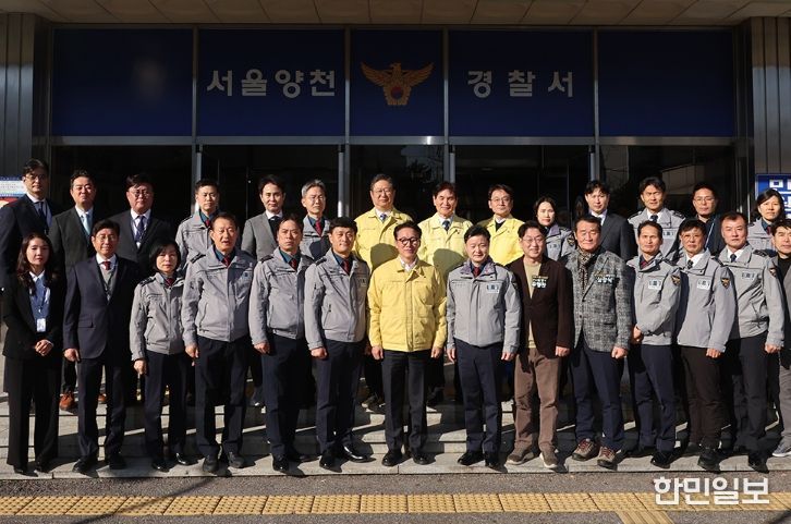 김민석 국무총리가 31일 양천구 양천경찰서를 방문, 경찰 관계자로부터 업무 현황 등을 보고 받고 근무자들을 격려하고 있다.