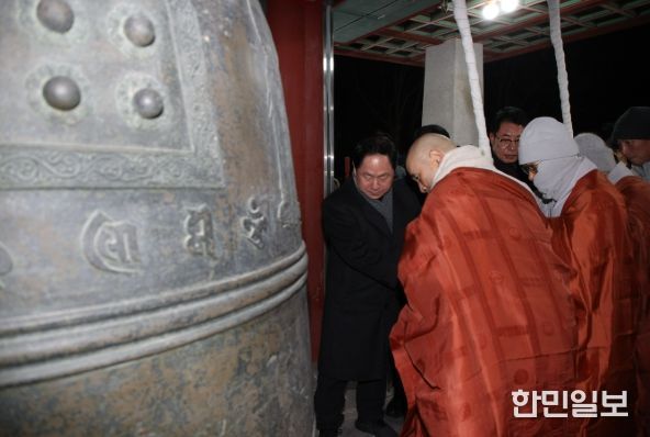 타종에 참여하고 있는 주광덕 시장