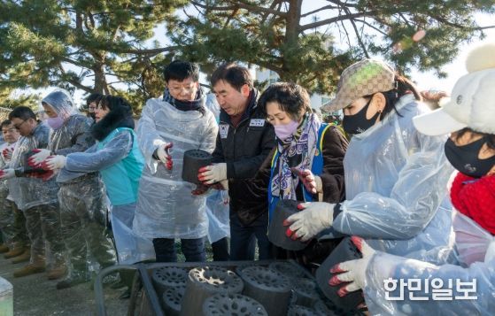 부산진구, 연탄·생필품 나눔으로 새해 온기 전해