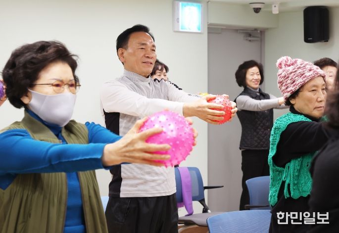 조성명 강남구청장, 병오년 새해 첫 행보 구민들과 아침 체조로 출발!