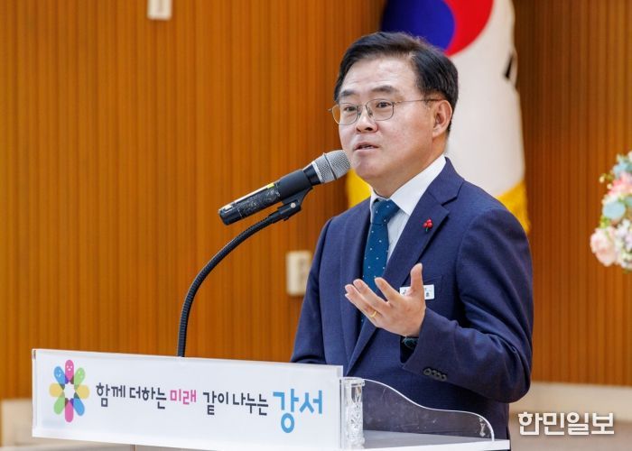 진교훈 서울 강서구청장이 구청 지하상황실에서 열린 ‘2026년도 시무식’에서 인사말을 하고 있다.