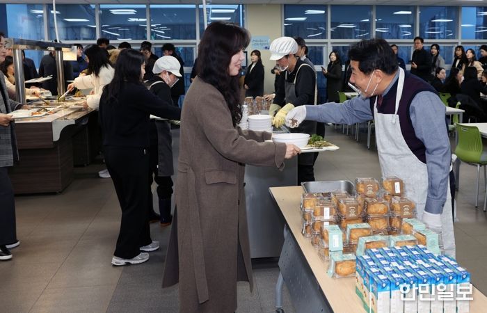 양산시장, 새해 직원 격려 구내식당 배식봉사