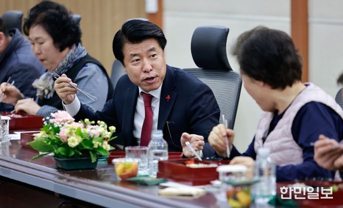 서강석 송파구청장이 2026년 1월 2일 구청 소회의실에서 청사관리 근무자들과 점심을 먹으며 이야기를 나누고 있다.