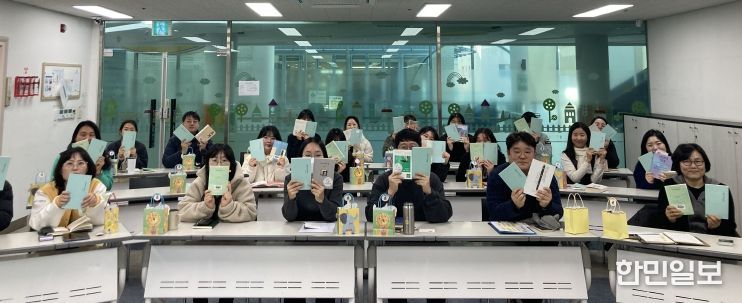 청주복지재단, 책으로 여는 시무식 진행