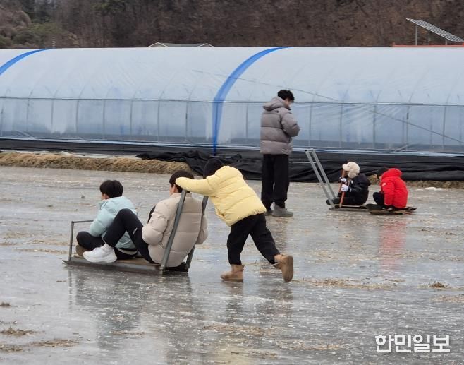 충주시 엄정면 '추억의 얼음썰매장' 개장