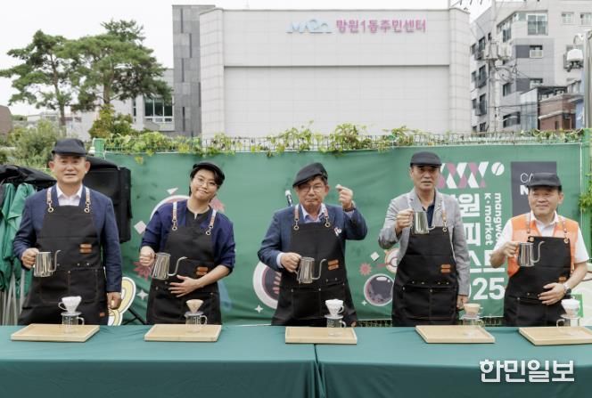 망원시장 상권 활성화를 위해 열린 ‘망원커피페스트’에 참석한 박강수 마포구청장