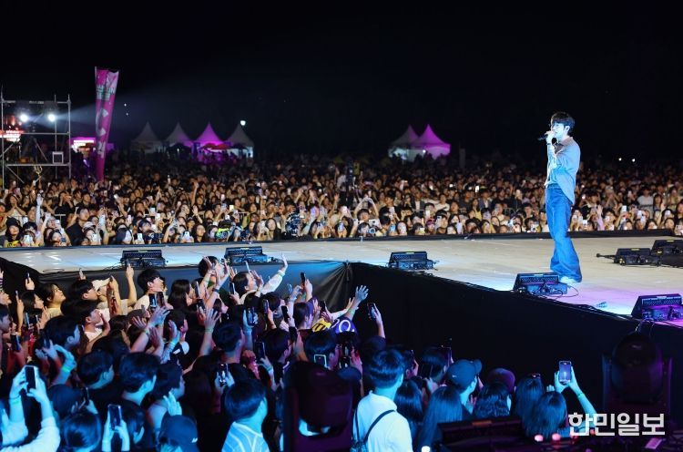 지난 9월 20~21일 황룡친수공원에서 열린 제3회 광산뮤직ON페스티벌이 대성황을 이룬 가운데, 많은 시민이 마지막 무대에 오른 10CM(십센치) 공연을 즐기고 있다.