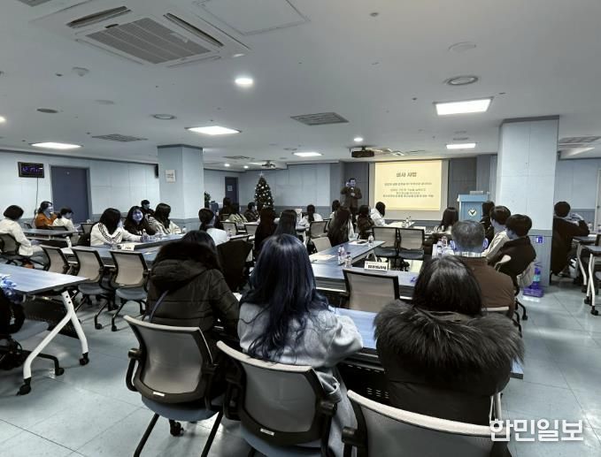 다보스병원 양성범 이사장이 8일 다보스병원에서 의료분야 진로체험에 앞서 학생들을 대상으로 특강을 하고 있다.