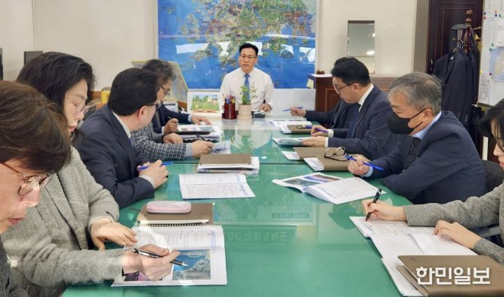 조석훈 목포시장 권한대행이 대반동·선창권역 현안업무 점검회의를 주재하고 있다.