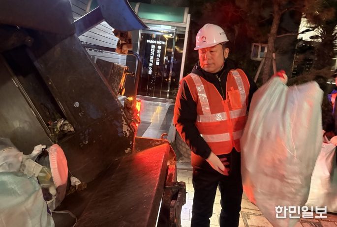 김종훈 동구청장은 9일 오전 6시 30분 방어동 일원에서 생활폐기물 수거업체 노동자와 함께 작업 현장에서 폐기물 수거 체험을 하고 있다.