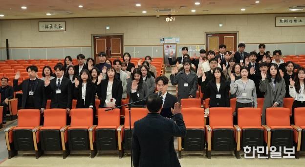 신규 임용자들이 공직자로서의 책무를 다짐하는 복무 선서를 하고 있다.